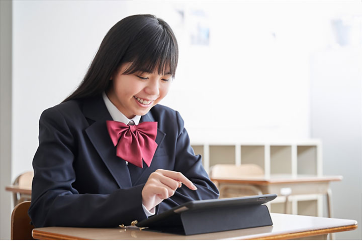 タブレットPCで駿台ダイバースの映像授業を勉強する女子高校生